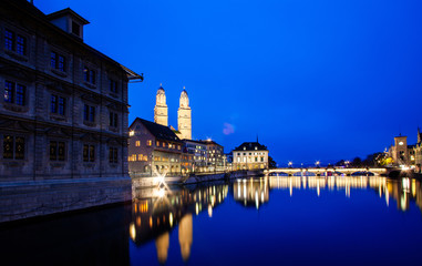 Obraz premium scenic view of historic Zurich city center with famous Fraumunster and Grossmunster Churches and river Limmat at Lake Zurich, Canton of Zurich, Switzerland