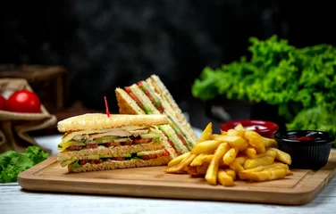 Zelfklevend Fotobehang clubsandwich met frietjes erbij © Kamran