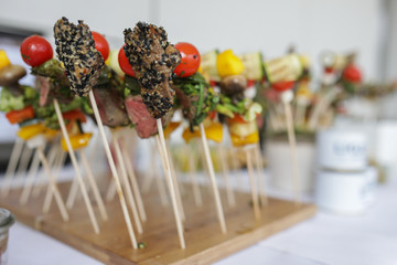 Buffet, Büfett, Büffet,  mit Fingerfood, Häppchen, Spießen, 