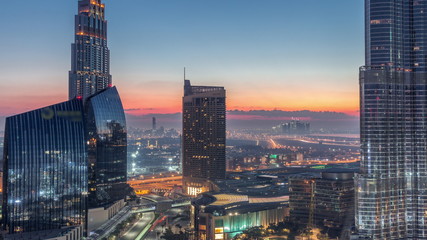 Obraz premium Dubai downtown street with busy traffic and skyscrapers around timelapse.