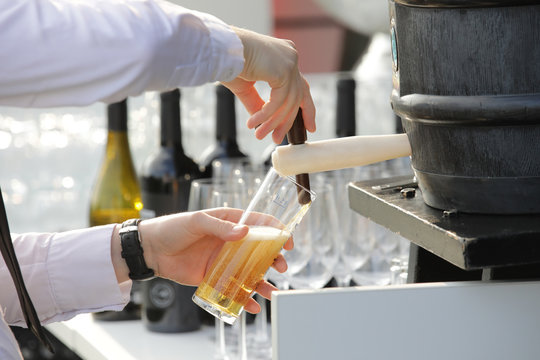 Mann zapft ein Bier, K&ouml;lsch