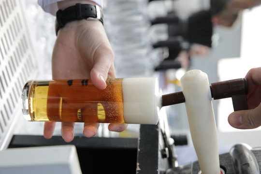 Mann zapft ein Bier, K&ouml;lsch, K&ouml;lschglas