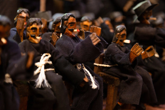 Dolls made of Maxim&oacute;n wood - Mayan religion and Guatemalan culture