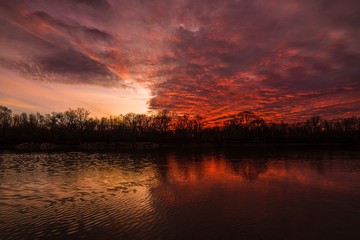 Obraz premium Heaven and hell on the riverside 