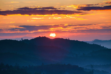 Obraz premium Beautiful sunset behind a hill