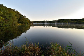 朝の湖