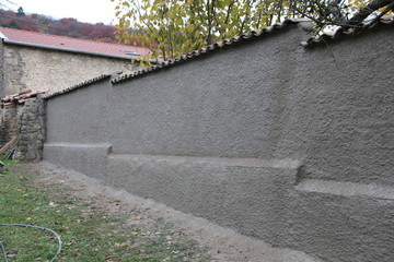 Mur d'enceinte crépis 