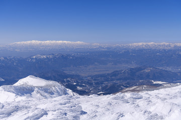Fototapeta na wymiar 熊野岳から見た飯豊連峰