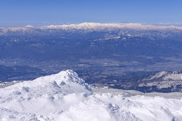 Fototapeta na wymiar 熊野岳から見た朝日連峰