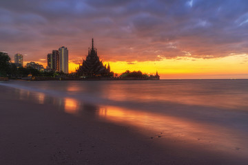Fototapeta premium The castle in Pattaya city is characterized by the beauty of art. And beautiful in the sunset