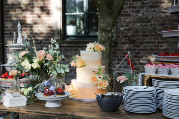 Hochzeitstorte draußen im Garten bei einer Hochzeit