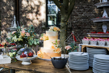 Hochzeitstorte draußen im Garten bei einer Hochzeit