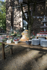 Hochzeitstorte draußen im Garten bei einer Hochzeit