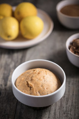 bowl cake citron sur table
