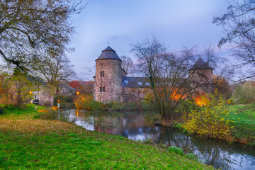 Fototapeta premium Historische Wasserburg in Ratingen im Herbst