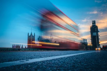 Foto op Plexiglas Huizen van het Britse parlement en rode bus © kovop58