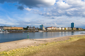 Fototapeta premium Rheinufer w Düsseldorfie - Niemcy