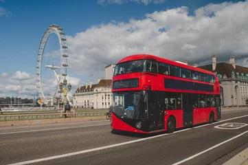 Gordijnen Iconische rode dubbeldekkerbus in Londen, het UK. De London Bus is een van de belangrijkste iconen van Londen, de archetypische rode Routemaster met achteringang die wereldwijd wordt erkend. © kovop58