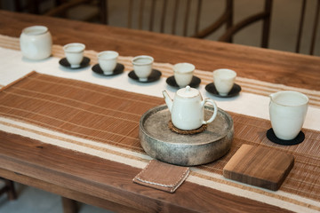 Obraz na płótnie Canvas teapot and cups on wooden table