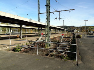 Gleisanlagen mit Oberleitung, Abstellgleis und Bahnsteig am Bahnhof in Altenbeken bei Paderborn vor...