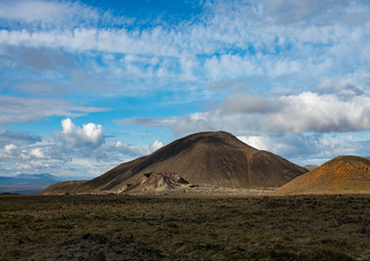 Obraz premium Bláfjöll Island Reykjavík Vulkan Kegel Sommer Skigebiet hrihnukagigur VolcanoReykjanesfólkvangur
