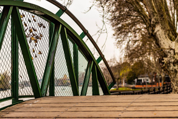 Puente verde con alambrado