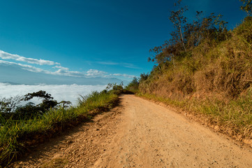 caminos rurales de los andes, amanecer a 1500 metros sobre el nivel del mar