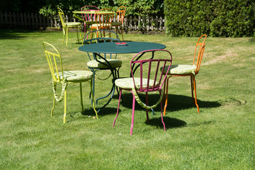 Obraz premium Garten mit Stühlen