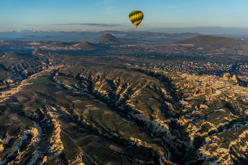 globo y montañas