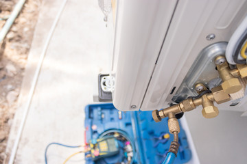 Checking the pressure and installing the air conditioner