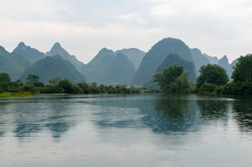 Fototapeta na wymiar Yulong river and mountains on a rainy day (Yangshuo, China)