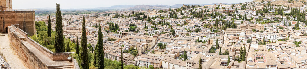 Fototapeta na wymiar Vista panorámica de la ciudad de Granada desde la Alambra