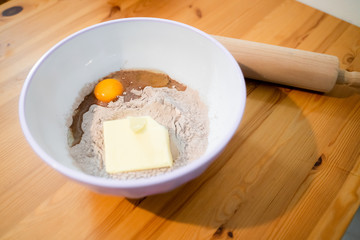 Teig für Pläzchen herstellen (Moody)