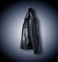 scharze Lederjacke h&auml;ngt an einem haken isoliert