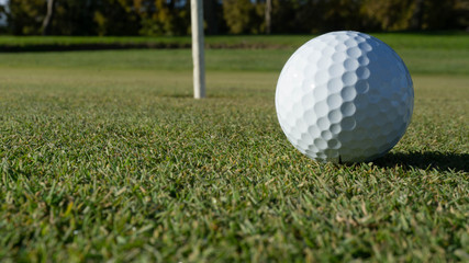 bala de golf  a punto de entrar 