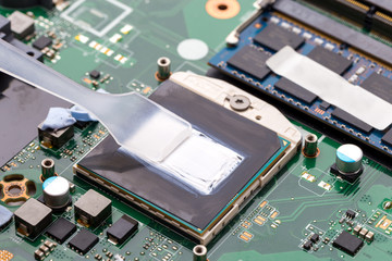 Replacing thermal paste on a laptop. Applying thermal paste to the laptop processor.