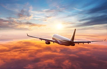Foto op Plexiglas Vliegtuig Passagiers commercieel vliegtuig dat boven wolken vliegt