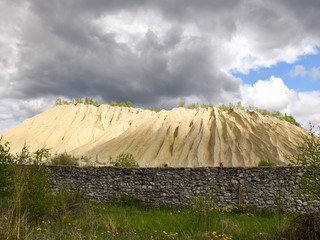 Naklejka premium sky, landscape, nature, forest, grass, tree, field, clouds, meadow, green, blue, summer, trees, cloud, mountain, view