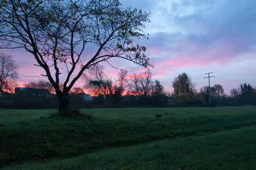 Morgendämmerung und Sonnenaufgang in Elsenfeld am Main. Elsenfeld liegt in Franken, Bayern...