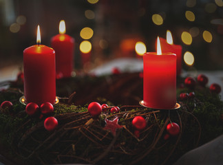 4. Advent - Adventskranz mit 4 brennenden Kerzen