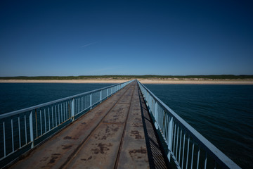 Obraz na płótnie Canvas lange Brücke zum Strand