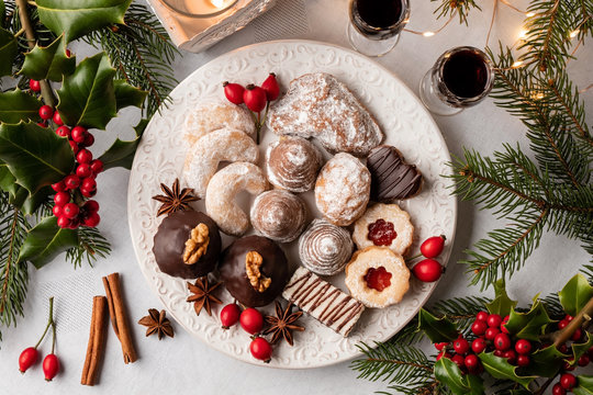 Beehives, vanilla crescents and other typical Czech Christmas cookies