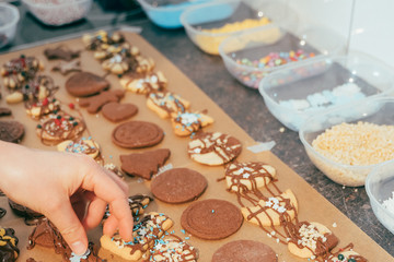 In der Weihnachtsbäckerei werden Plätzchen werden Bunt dekoriert  (Moody)