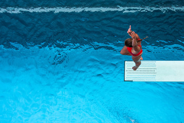 Springbord diver at outdoor pool