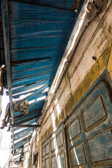 Fototapeta na wymiar blaues Dach in einem Dritte Welt Land