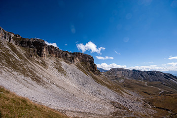 Gebirge mit Straße unter strahlend blauem Himmel