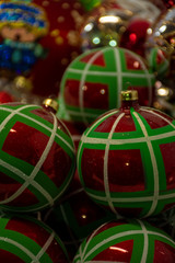 Conjunto de esferas navideñas de vidrio soplado color verde y rojo amontonadas