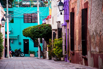 Fototapeta na wymiar Coloridos callejones del centro de Querétaro, México
