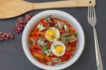 Macarrones con tomate y huevo duro