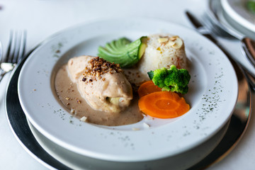 Platillo delicioso de pechuga de pollo y vegetales